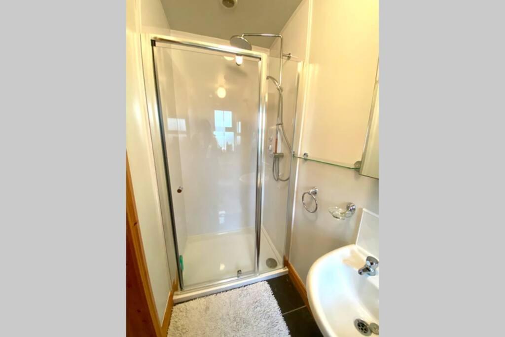 3 Bedroom House Located In Centre Of คาร์นโดนาคห์ ภายนอก รูปภาพ